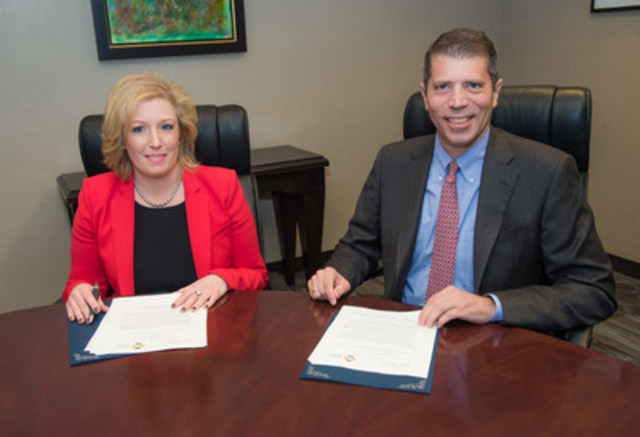 Improving protection for Quebec investors: Marie Elaine Farley, CSF President and CEO and Andrew Kriegler, IIROC President and CEO, at the signing of an agreement on Wednesday, Nov. 18, 2015 in Montreal to share disciplinary information. (CNW Group/Investment Industry Regulatory Organization of Canada (IIROC) - General News)